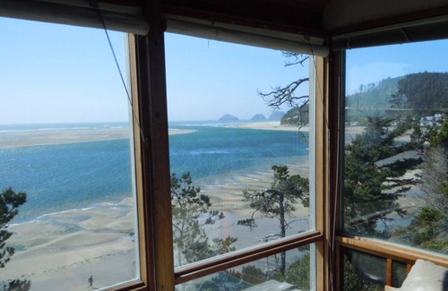 Netarts House | Cozy Beachfront Cabin with Panoramic View of Pacific Ocean and Netarts Bay