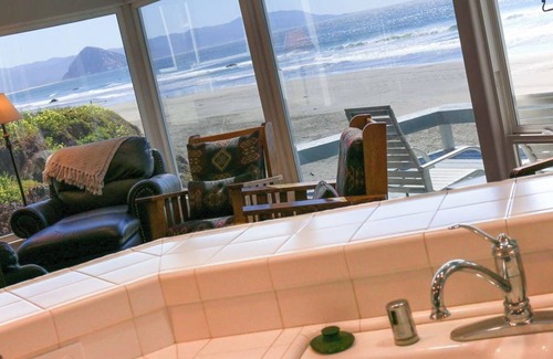 Cayucos House | Cozy Beachfront on the quiet southern end of Cayucos Beach.