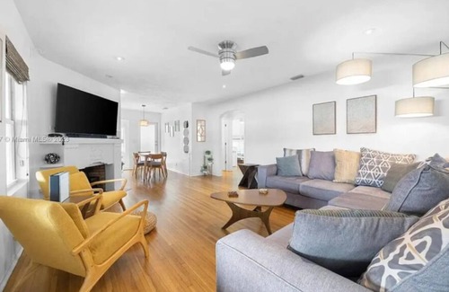 Hendricks and Venice Isles House | Cozy beachhouse w/parking in Victoria Park! Walk 2 LasOlasBlvd & mins to Beaches