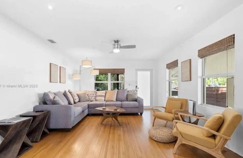 Hendricks and Venice Isles House | Cozy beachhouse w/parking in Victoria Park! Walk 2 LasOlasBlvd & mins to Beaches