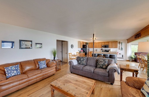 La Conner House | Cozy Beachouse: View & Deck, Steps from Skagit Bay