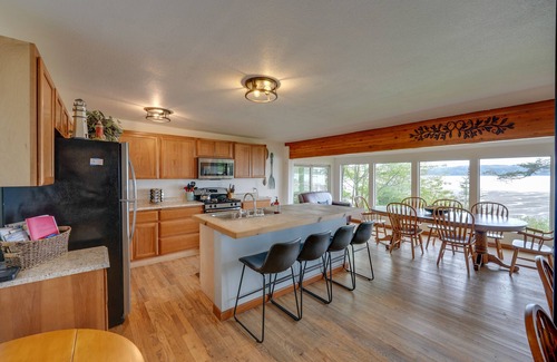 La Conner House | Cozy Beachouse: View & Deck, Steps from Skagit Bay