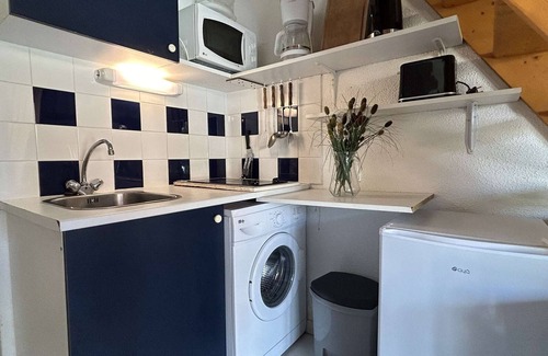 Les Ayguades House | Cozy Beachside Retreat: 2-Room Bungalow with Mezzanine, Pool, Parking, Near Shops & Sea