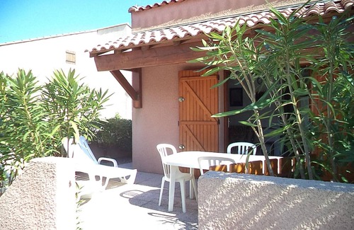 Les Ayguades House | Cozy Beachside Retreat: 2-Room Bungalow with Mezzanine, Pool, Parking, Near Shops & Sea