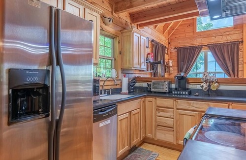 Waynesville Cabin | COZY BEAR CABIN - Private, Cozy, Family Friendly, Mountain Views, Pool Table!