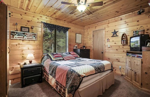 Christopher Creek Cabin | Cozy Bear Cottage-beat the heat in Christopher Creek!