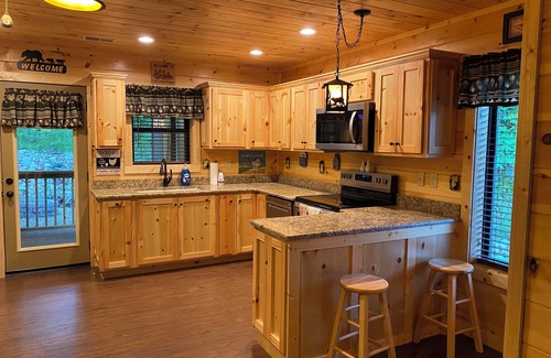 Gatlinburg Cabin | Cozy bear enjoy the peaceful quite and wildlife.