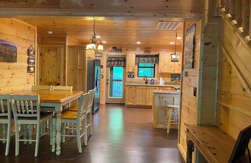 Gatlinburg Cabin | Cozy bear enjoy the peaceful quite and wildlife.