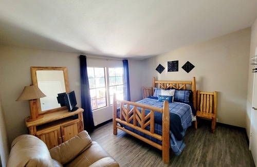 Williams Other | COZY BEAR FARMHOUSE CABIN IN WILLIAMS AZnSTR-24-0616