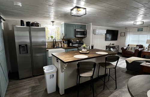 Gatlinburg - Pigeon Forge Cabin | Cozy Beary Cabin-5 mins from Gatlinburg-close to Pigeon Forge, the park & D-Wood