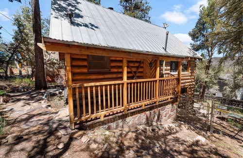 Big Bear City Cabin | Cozy, Beautiful, and Quiet Log Cabin! Dog friendly