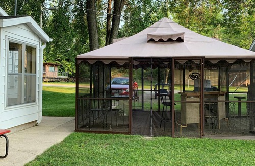 New London Cottage | Cozy beautiful cottage on the Wolf River located 5 miles New London