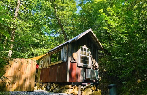 Newport Cabin | Cozy Beavercreek Cabin Retreat – Smoky Mountain Serenity Awaits!