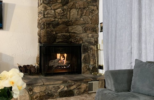 Summit Estates House | Cozy Big Bear home next door to snow summit