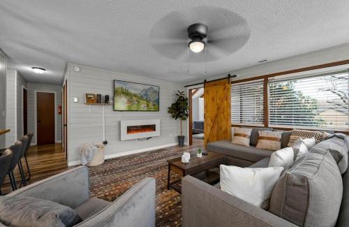 Gatlinburg House | Cozy Blue Cottage with Hot Tub, 5min to Downtwn Gatlinburg