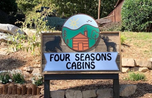 Lake Lure Cabin | Cozy Blue Skies Cabin - walk to Chimney Rock & Lake Lure
