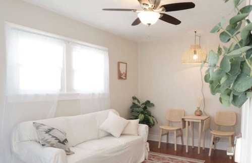 Fairfax House | Cozy Boho Bungalo w. Full Bath & King Bed