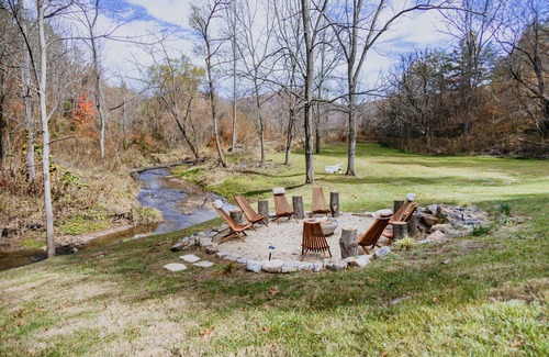 Canton Cabin | Cozy Boho Log Cabin 20 mins to AVL with Hot tub-Game room-Creek-Firepit-Hammock