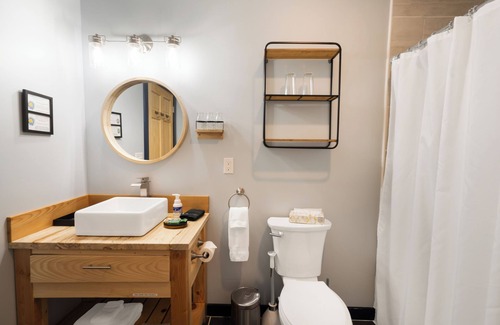 Hinesburg Hotel | Cozy boutique hotel in Hinesburg, Vermont. Queen bed and private tiled bathroom