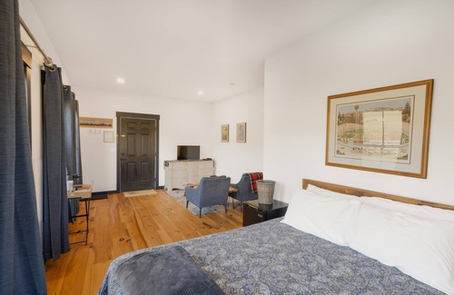 Hinesburg Hotel | Cozy boutique hotel in Hinesburg, Vermont. Queen bed and private tiled bathroom