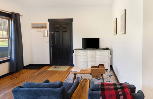 Hinesburg Hotel | Cozy boutique hotel in Hinesburg, Vermont. Queen bed and private tiled bathroom