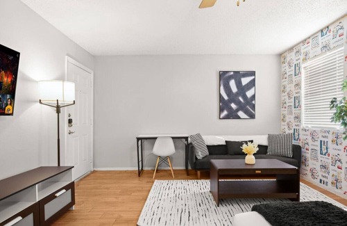 Brentwood Apartment | Cozy Brentwood Studio! |Close to ACL, F1, Etc!