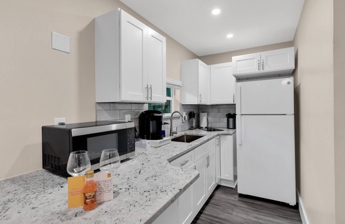 Mango Groves Condo | Cozy & Bright Condo w/Balcony/Deck Steps2Downtown