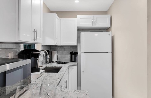Mango Groves Condo | Cozy & Bright Condo w/Balcony/Deck Steps2Downtown