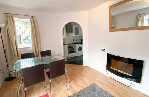 Riverside Apartment | Cozy Bright Cute flat next to Bermondsey station