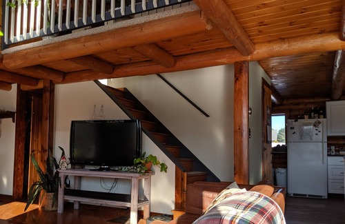 Ludlow Cabin | Cozy & Bright Log Cabin just 8 minutes from Okemo Mountain