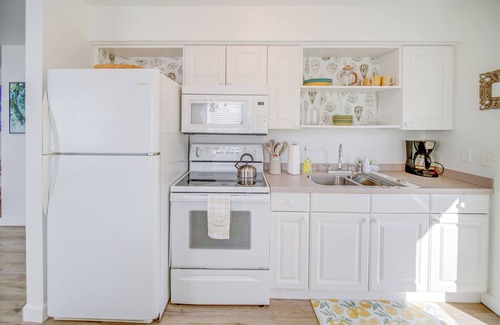 Central Naples Apartment | Cozy & Bright Naples Abode w/Community Amenities!