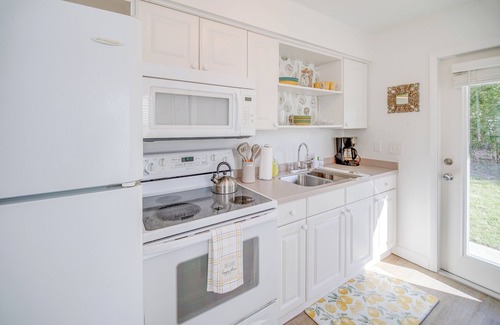 Central Naples Apartment | Cozy & Bright Naples Abode w/Community Amenities!