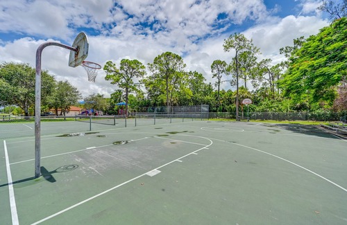 Central Naples Apartment | Cozy & Bright Naples Abode w/Community Amenities!