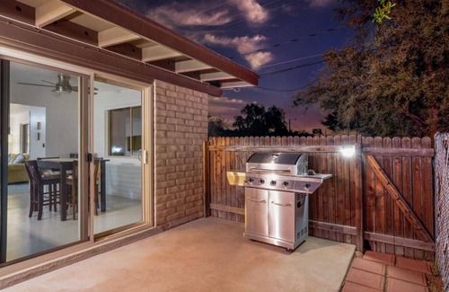 St. Francis Cabrini Apartment | Cozy & Bright/Spotless/2 BR 1 BA/Central