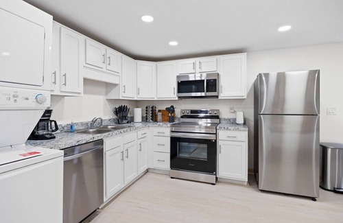Shelby Park Apartment | Cozy Budget Studio by Park