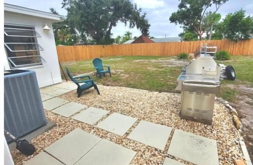 Englewood House | Cozy Bungalow, 3 min from Downtown Dearborn!