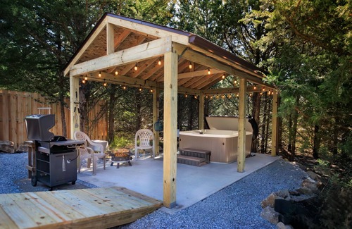 Ashland Cabin | Cozy Bungalow Cabin Sleeps 2 with Double Bed. Quaint and Pet Friendly!