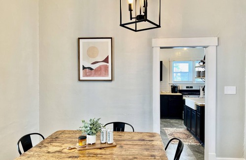 Champaign House | Cozy Bungalow - Close to Campus + Nespresso Coffee Maker!