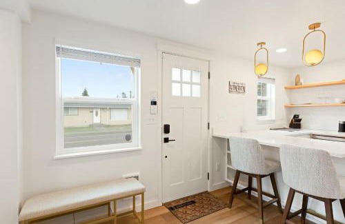 South Tacoma House | Cozy Bungalow Home 2br, 1ba - 9 min to Tacoma Dome