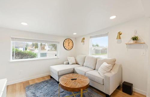 South Tacoma House | Cozy Bungalow Home 2br, 1ba - 9 min to Tacoma Dome