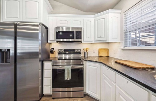 Fayetteville House | Cozy Bungalow-Hot tub-6 mi to UofA & DT-Sleeps 8