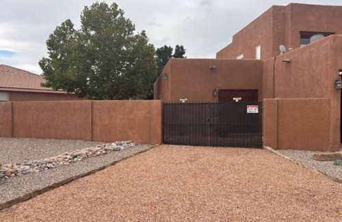 North Valley House | Cozy bungalow in charming Albuquerque near Balloon Fiesta Park with Mtn. Views