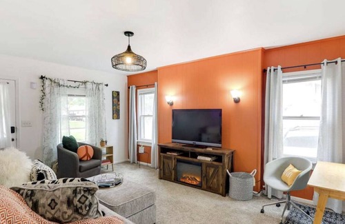 Wichita House | Cozy bungalow in Delano - minutes from downtown and the river