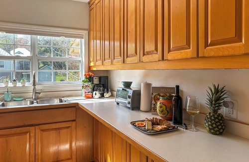 Hillsborough House | Cozy Bungalow in Historic West Hillsborough