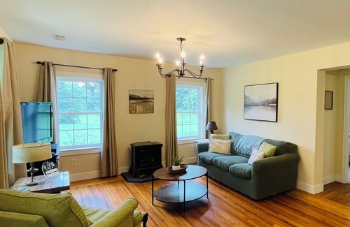 Roseland House | Cozy bungalow in the heart of it all- 5 min to Wintergreen, Rt 151 & BR Parkway