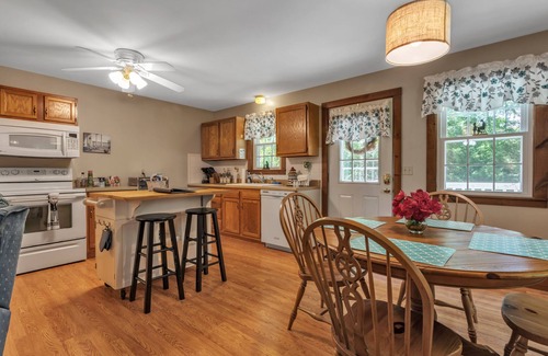 Old Mystic House | Cozy Bungalow Just Minutes from Mystic, Westerly Beaches, Boating and Casinos! by RedAwning