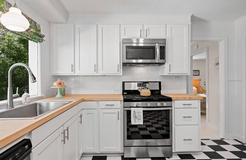 Laurel House | Cozy Bungalow less than 2 miles from downtown Laurel