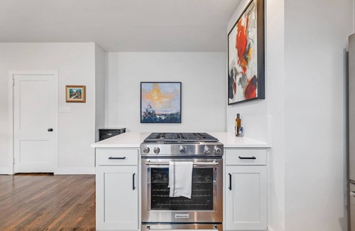 Clarksville House | Cozy Bungalow + Minutes to Downtown - Ivory II