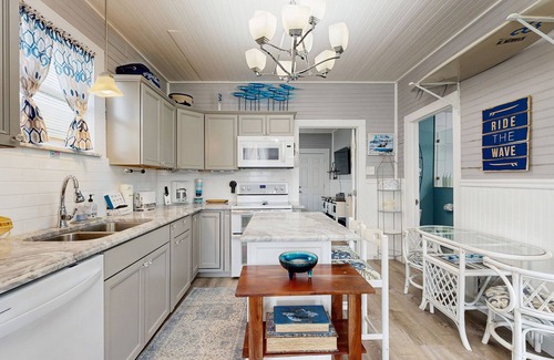 San Jacinto House | Cozy bungalow near beach with free WiFi, full kitchen, & washer/dryer