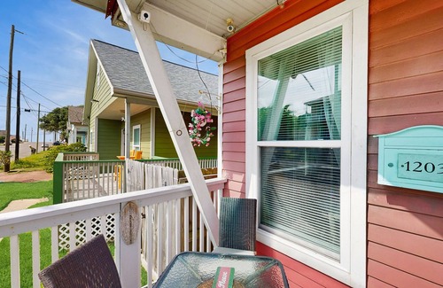 San Jacinto House | Cozy bungalow near beach with free WiFi, full kitchen, & washer/dryer